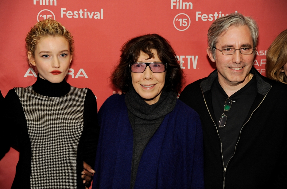 La actriz Lily Tomlin presentó en Sundance la cinta 'Grandma' con el director Paul Weitz y Julia Garner. 