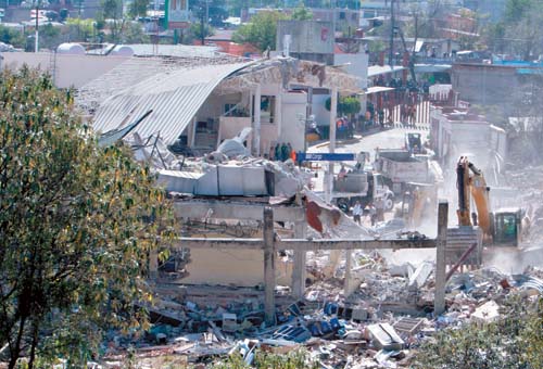 Continúa la remoción de escombros en el Hospital Materno Infantil Cuajimalpa.