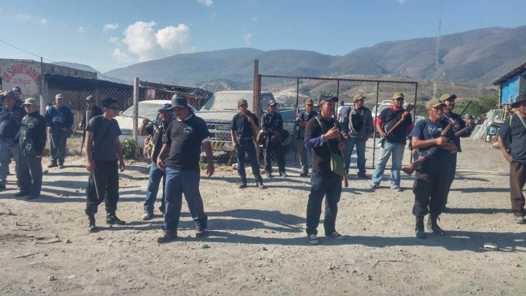 Los policías comunitarios aseguraron que no se retirarán del lugar.