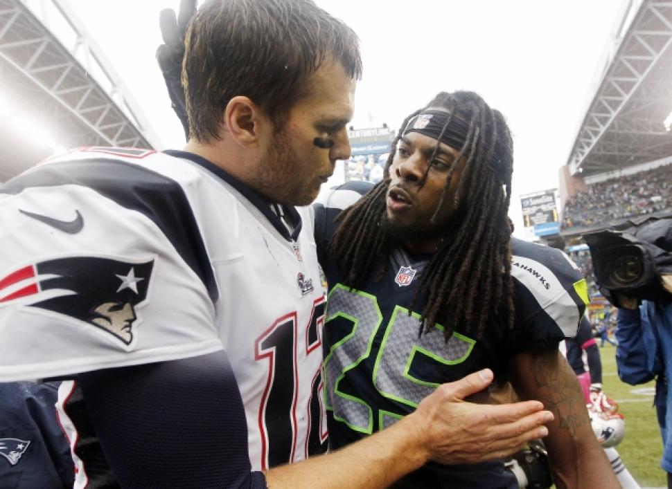 Tom Brady y Richard Sherman platican al fi nal del juego de 2012