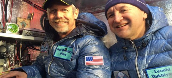 Troy Bradley  y el ruso Leonid Tiukhtyaev rompieron dos récords para viajes en globo.