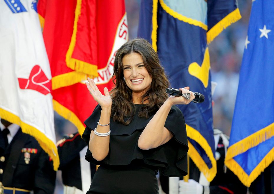 Idina Menzel interpretó el himno nacional de Estados Unidos.