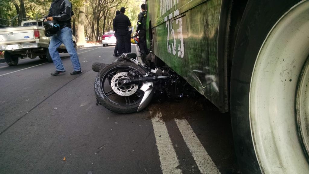 La motocicleta quedó bajo el camión.