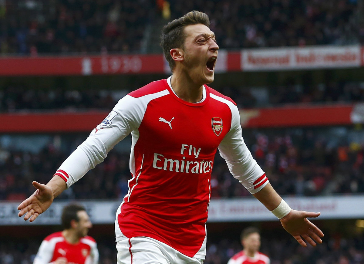 Mesut Ozil celebra anotación 