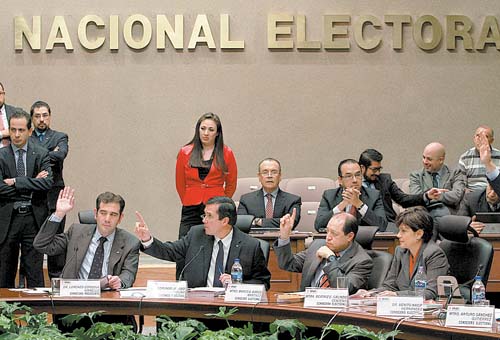 La arquidiócesis recordó que el INE autorizó un monto global de más de 5.3 mil millones de pesos.