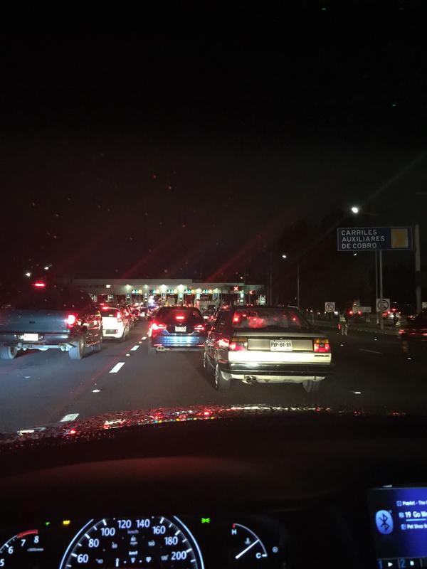 "Muy cargada la caseta de la Cuernavaca México", escribió el automovilista.