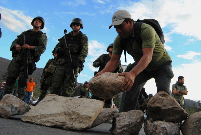 Habitantes de Petaquillas bloquean desde las 17:00 horas del lunes la carretera federal México-Acapulco para evitar que personal del Ejército Mexicano