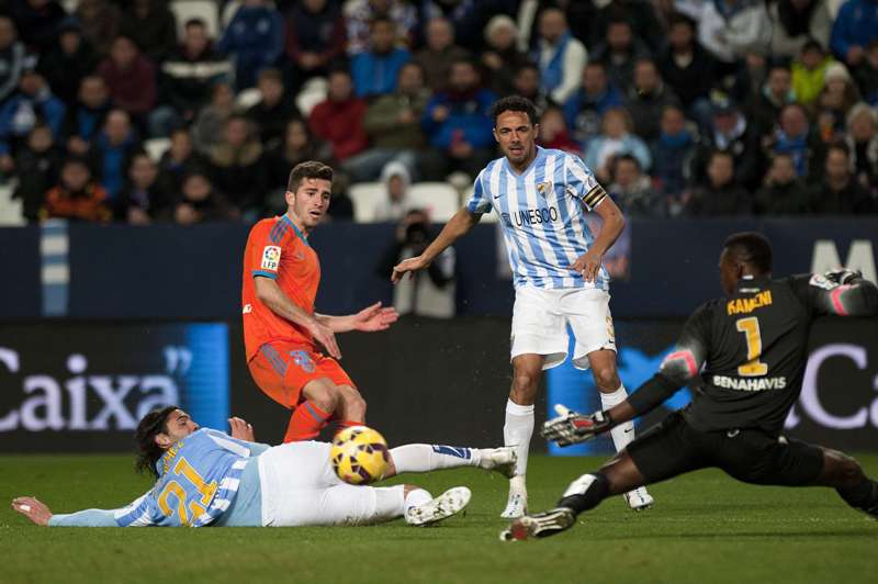 El Málaga doblega merecidamente con un gol de Castillejo a un romo Valencia