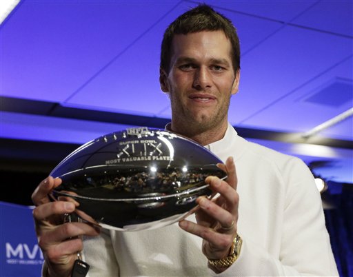 Tom Brady y su trofeo de Jugador Más Valioso 