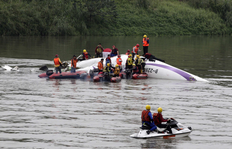 Un avión de TransAsia Airways cayó a un río en Taipéi con 58 personas a bordo.