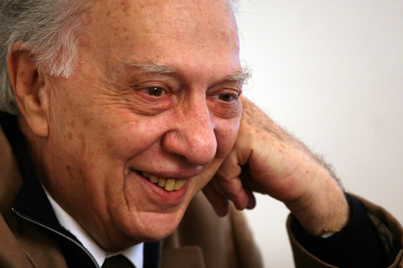 El escritor Sergio Pitol, durante la presentación de "Trilogía de la Memoria", en noviembre de 2007.