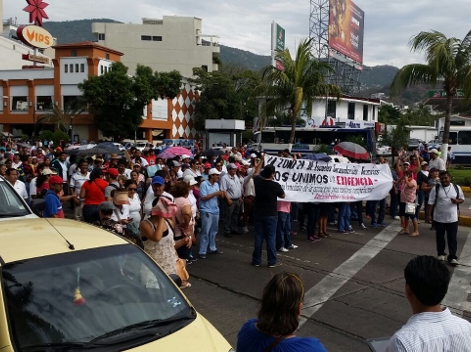Integrantes del SNTE marcharon en demanda de pagos de más de 17 mil trabajadores de apoyo.