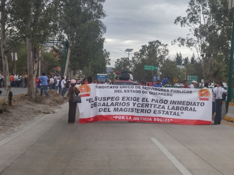 Integrantes de la Suspeg bloquean la Autopuista del Sol. Exigen el pago de salarios. 