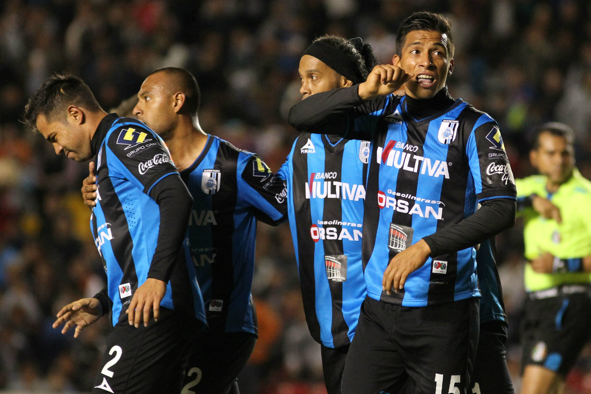 Los Gallos celebran anotación 