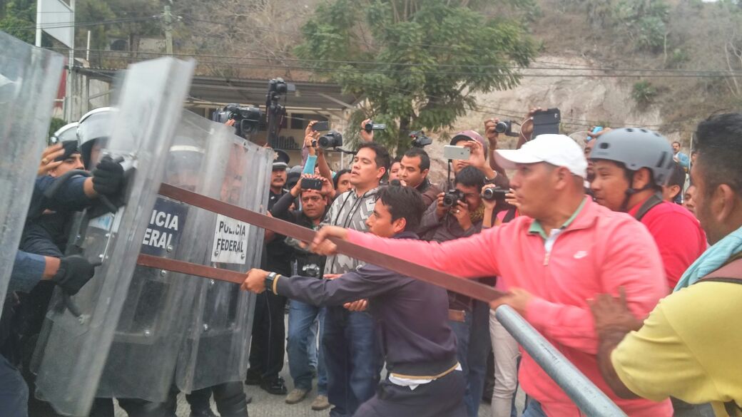 Los manifestantes se enfrentaron con los policías federales.