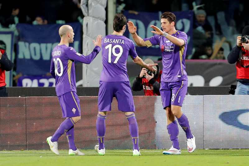 Mario Goez celebra con sus compañeros uno de sus goles 