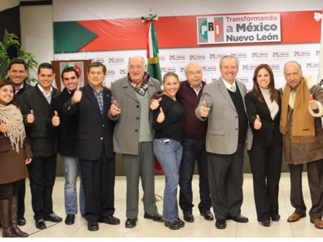 La precandidata del PRI a la gubernatura, Ivonne Álvarez, junto a representantes de sectores obreros. 