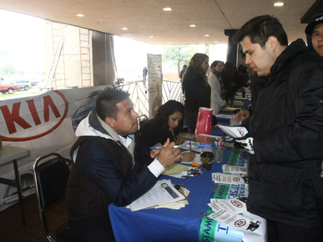 Representantes de la empresa Kia Motors recibieron solicitudes y realizaron entrevistas a los interesados.