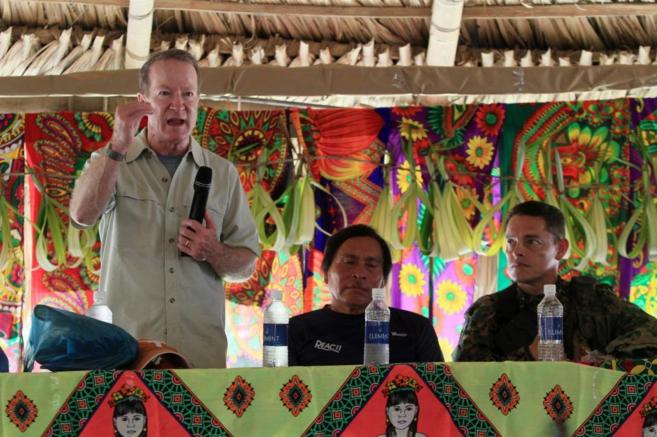 El "zar antidrogas" de EU, William Brownfield, durante su visita el pasado septiembre a la zona fronteriza entre Panamá y Colombia