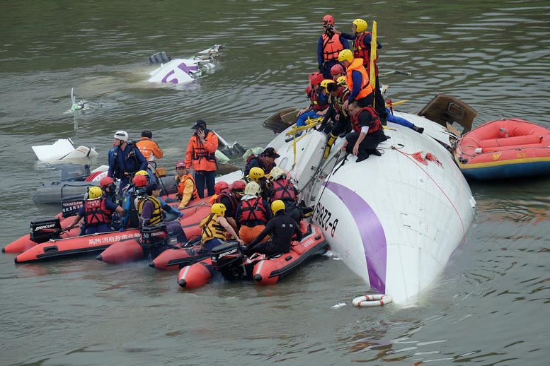 El aparato cayó al río poco después de despegar del aeropuerto de Taipei.