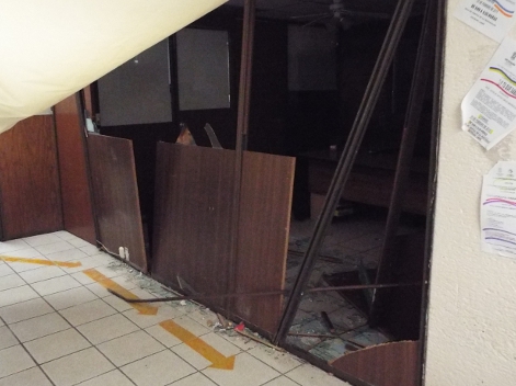 Destrozan puertas y vidrios del área de cómputo de la Secretaría de Educación en Michoacán.