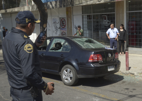 El conductor del Jetta fue golpeado por uno de los asaltantes.