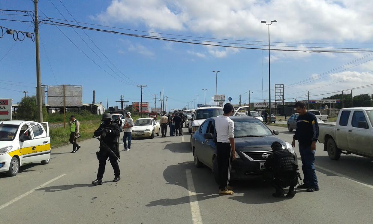 Fuerzas federales y Tránsito participan en el operativo.