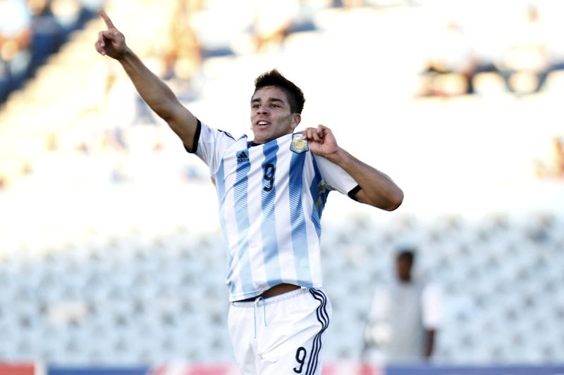 Giovanni Simeone festejando una de las anotaciones 