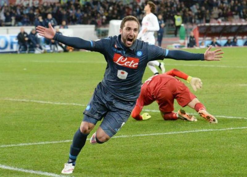 Gonzalo Higuaín celebra tras anotación 