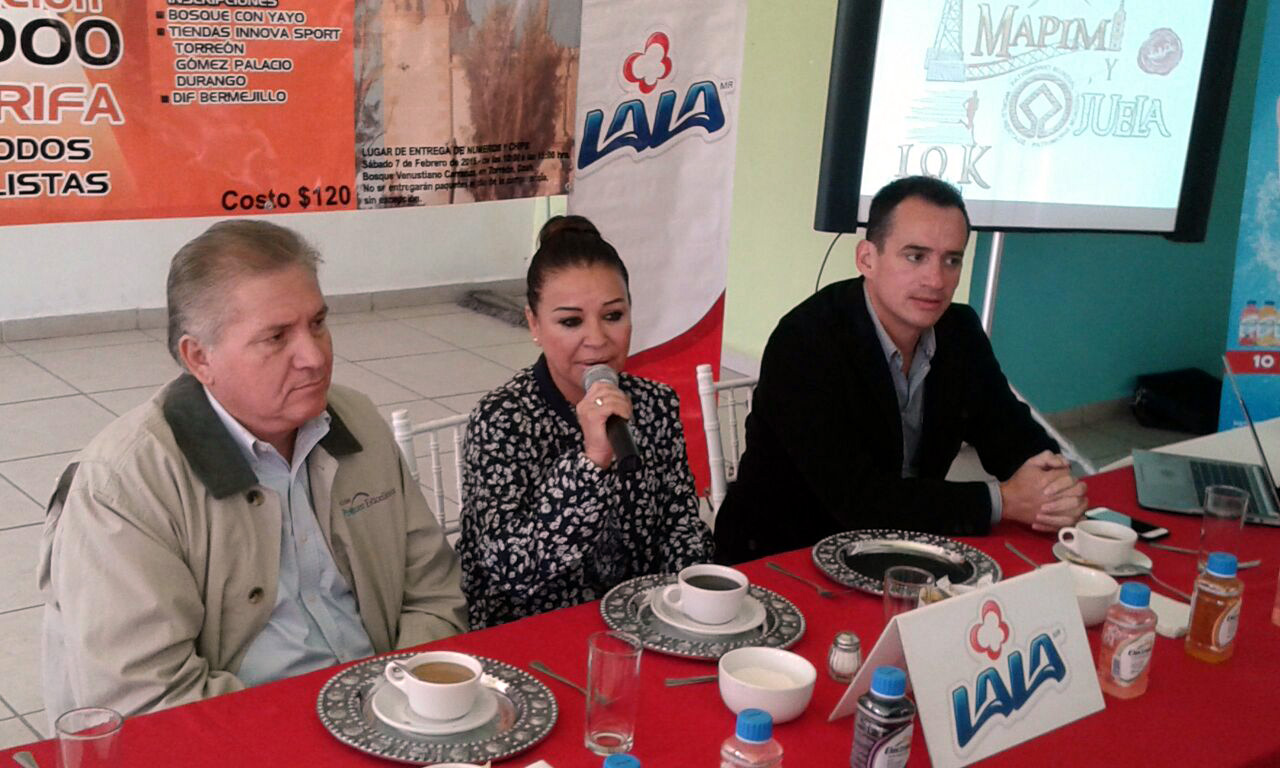 Martha Castro, alcaldesa de Mapimí, hizo la presentación junto con Alfredo Alemán, director de Carreras Laguna.