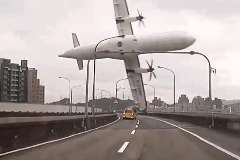 El piloto intentó remontar el vuelo antes de que el avión chocara con el puente.