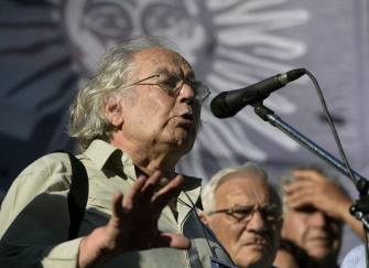 El premio Nobel de la Paz, Adolfo Pérez Esquivel, durante su intervención en la manifestación de hoy en Buenos Aires 