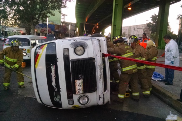 El saldo del accidente es de un muerto, que quedó atrapado por la misma 'combi', y dos lesionados.