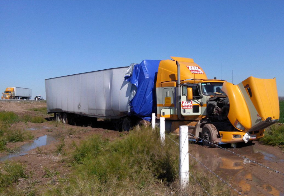 Pierde el control conductor de tráiler con carga de cianuro- Grupo Milenio