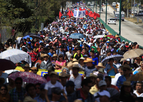 Cientos de personas participaron en la marcha por la desaparición de los normalistas.