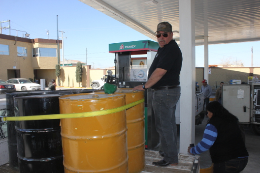 Un contingente de productores del campo de varios municipios de Chihuahua arribaron a las estaciones de Pemex ubicadas a la entrada de Ciudad Juárez.