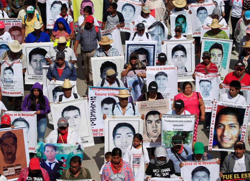 Familiares de los 43 normalistas de Ayotzinapa marcharon en Chilpancingo. 