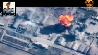 En esta imagen de la televisión jordana pueden verse las llamas de un edificio destruido en un enclave del EI por la aviación militar jordana 