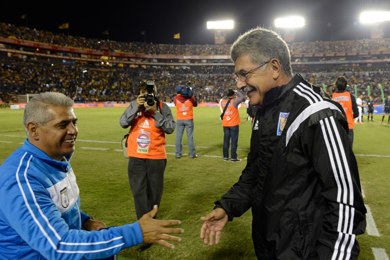 Ricardo Ferretti saluda a Luis Flores cuando este último trabajaba para Gallos Blancos
