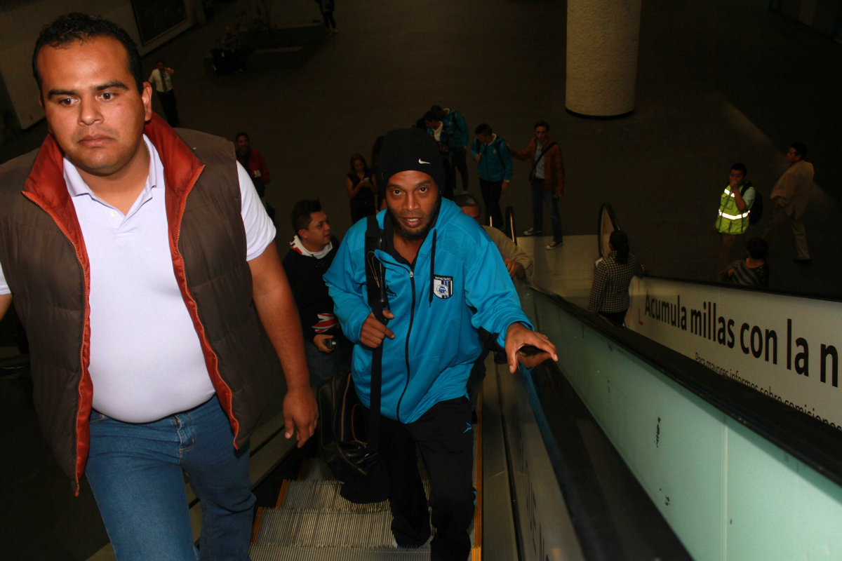 Ronaldinho atendió a algunos fans