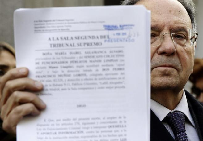 El secretario general de Manos Limpias, Miguel Bernal, muestra la querrella contra Pablo Iglesias presentada en el Tribunal Supremo
