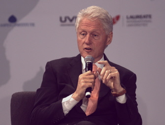 Clinton, durante su intervención hoy en la Universidad del Valle de Mexico, dentro de la cumbre Juventud y Productividad
