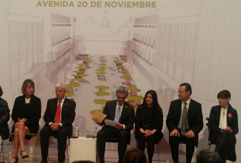 El jefe de Gobierno del Distrito Federal dio a conocer el proyecto para la próxima construcción de una plazoleta en la avenida 20 de Noviembre, en el 