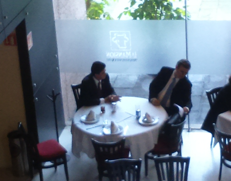 Marcelo Ebrard y Marco Antonio Calzada intercambiaron documentos.