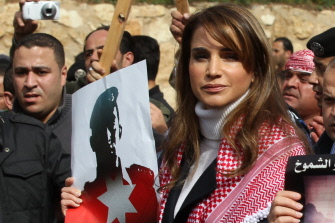 La reina Rania de Jordania sostiene una foto del piloto ejecutado, en una manifestación en solidaridad con la víctima del EI hoy en Amman