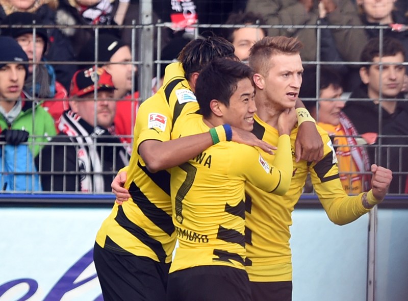 Aubameyang, Reus y Kagawa festejan un gol 