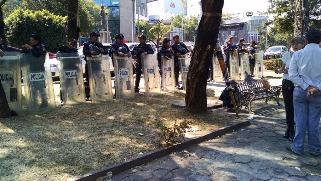 La protesta fue contenida por los granaderos.