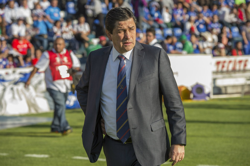 Luis Fernando Tena, técnico del Cruz Azul