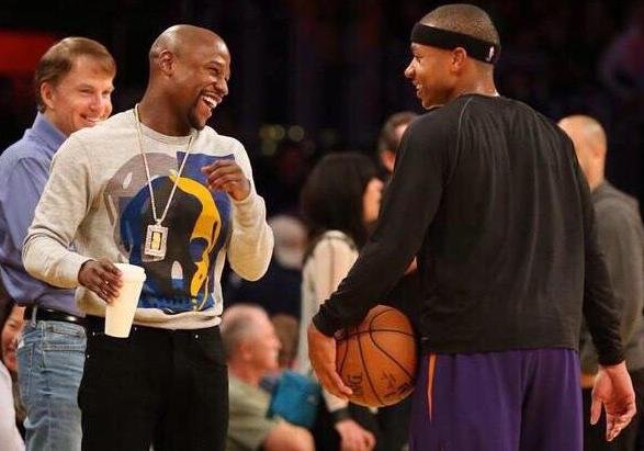Mayweather Jr. y Thomas en partido de la NBA