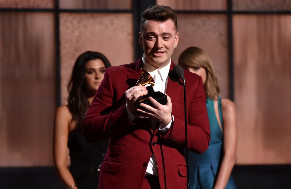Sam Smith al recibir su Grammy a Mejor Artista Nuevo; el intérprete también ganó la categoría de Mejor Álbum Vocal Pop. 